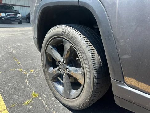 Used 2023 Jeep Grand Cherokee Altitude AWD/4WD image 5