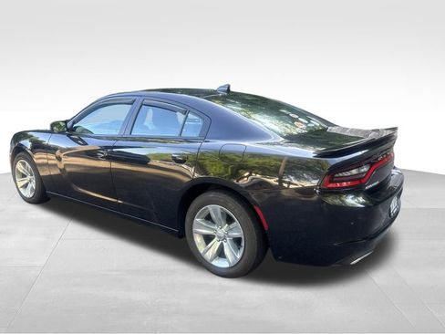 Used 2016 Dodge Charger SXT RWD image 2