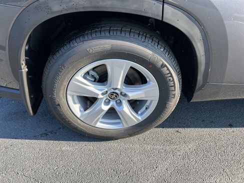 New 2024 Toyota Highlander FWD image 11