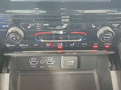 Used 2023 Jeep Grand Cherokee L Laredo RWD image 33