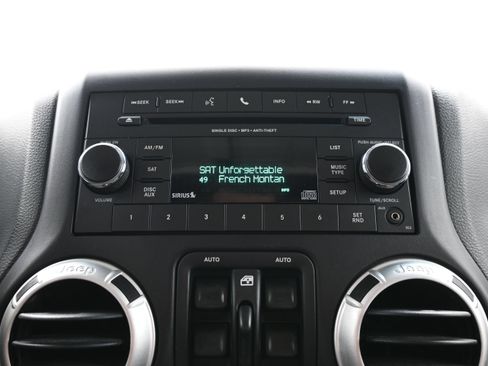 Used 2016 Jeep Wrangler Unlimited Sahara w/ Max Tow Package AWD/4WD image 31