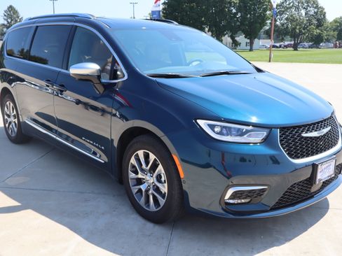 Used 2025 Chrysler Pacifica Pinnacle FWD image 3