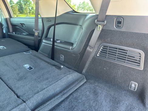 Used 2025 Nissan Pathfinder SV image 18