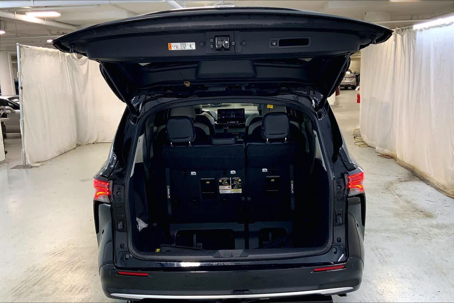 Used 2025 Toyota Sienna Platinum AWD/4WD image 33