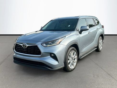 Used 2020 Toyota Highlander Limited FWD image 3