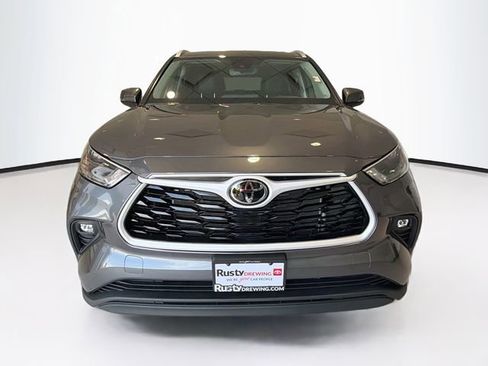 Certified 2025 Toyota Highlander XLE FWD image 2
