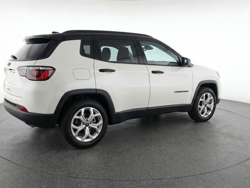 Used 2025 Jeep Compass Latitude AWD/4WD image 9