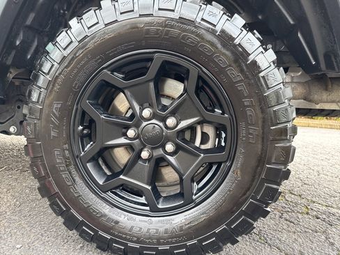 Used 2023 Jeep Gladiator Willys image 9