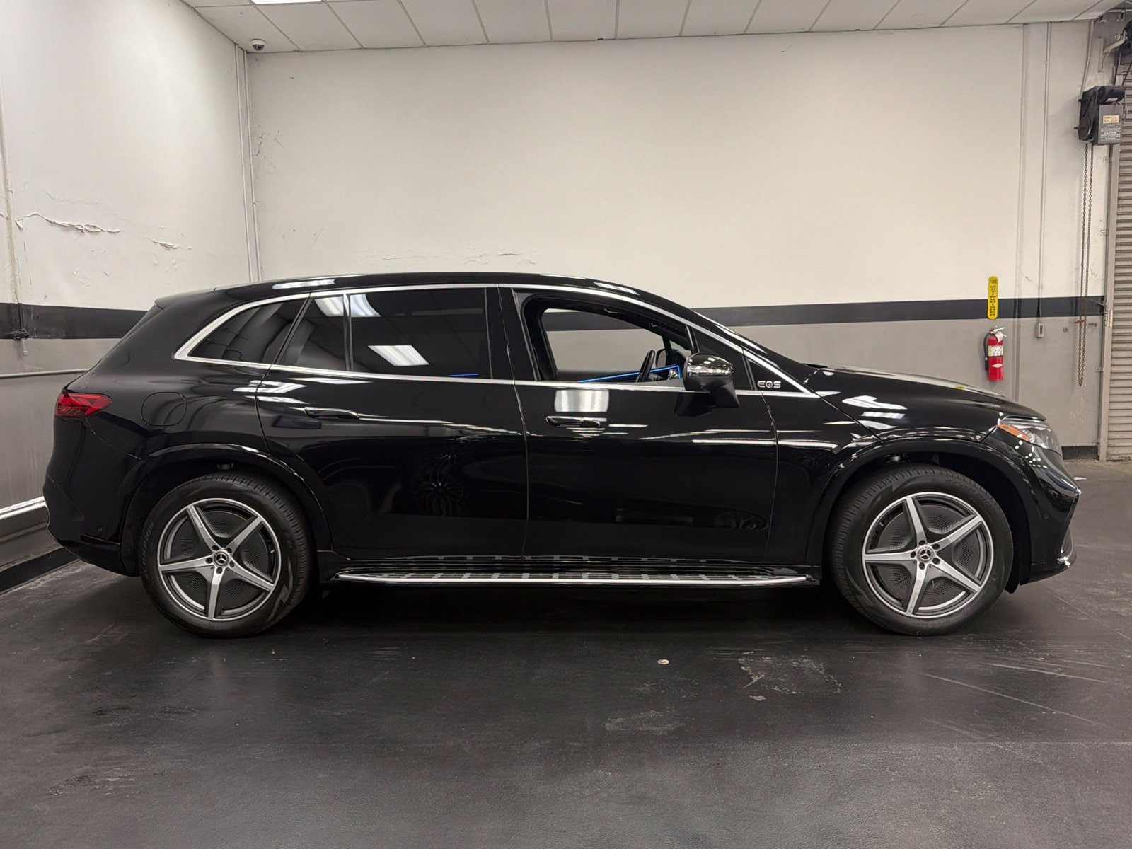 Used 2024 Mercedes-Benz EQS 580 4MATIC SUV w/ Exclusive Trim Package image 3