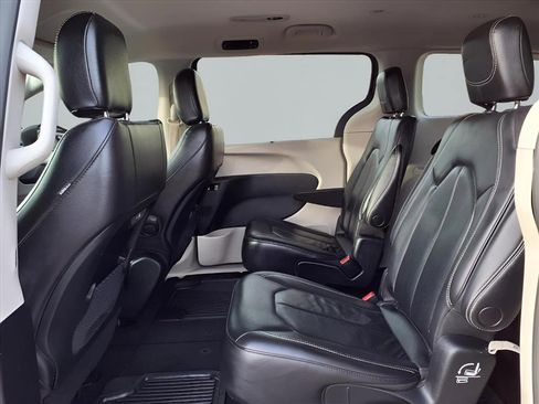 Used 2022 Chrysler Pacifica Touring-L image 11