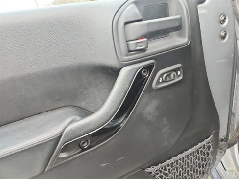 Used 2015 Jeep Wrangler Unlimited Sahara image 11