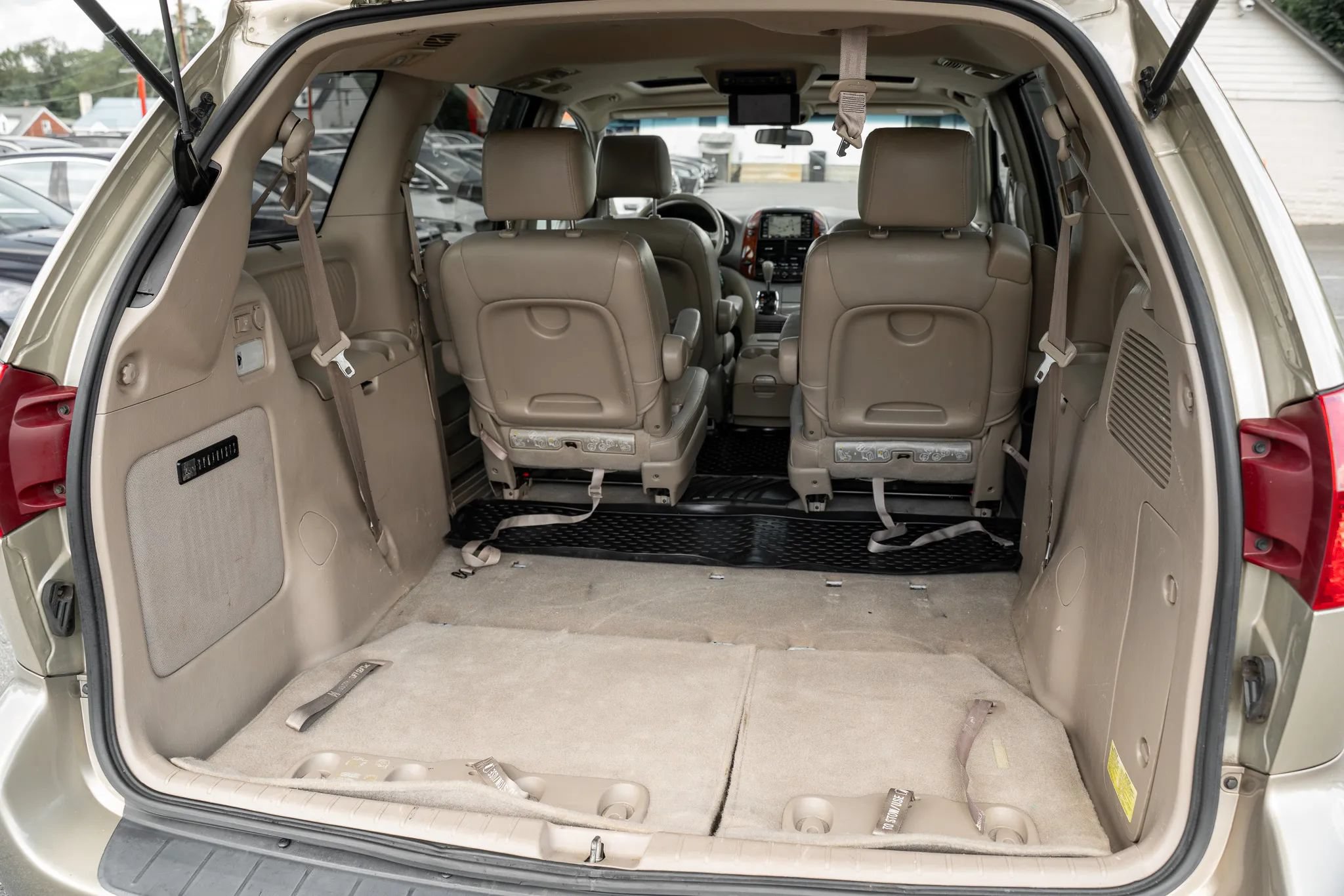 Used 2004 Toyota Sienna XLE w/ XLE Pkg 19 FWD image 12