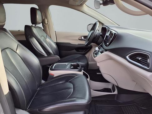 Used 2022 Chrysler Pacifica Touring-L image 13