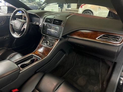 Used 2017 Lincoln Continental Premiere image 28