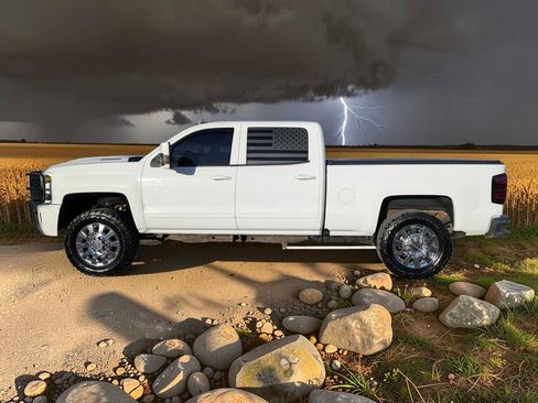 Used 2019 Chevrolet Silverado 2500 LT w/ LT Convenience Package AWD/4WD image 3
