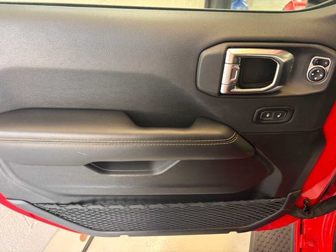 Certified 2025 Jeep Wrangler Unlimited Sahara AWD/4WD image 19