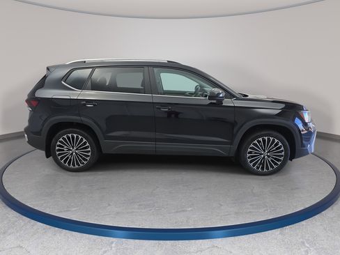 New 2026 Volkswagen Taos SE FWD image 4
