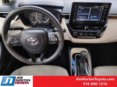 Used 2021 Toyota Corolla LE image 28