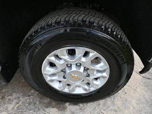 Used 2022 Chevrolet Silverado 2500 LT AWD/4WD image 11