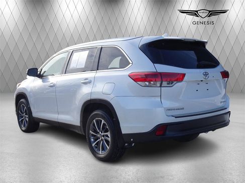 Used 2019 Toyota Highlander XLE image 3