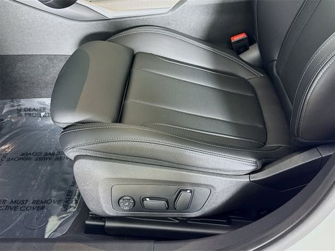 Used 2025 BMW 330i Sedan w/ Premium Package image 19