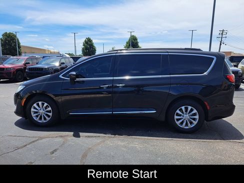 Used 2017 Chrysler Pacifica Touring-L FWD image 6