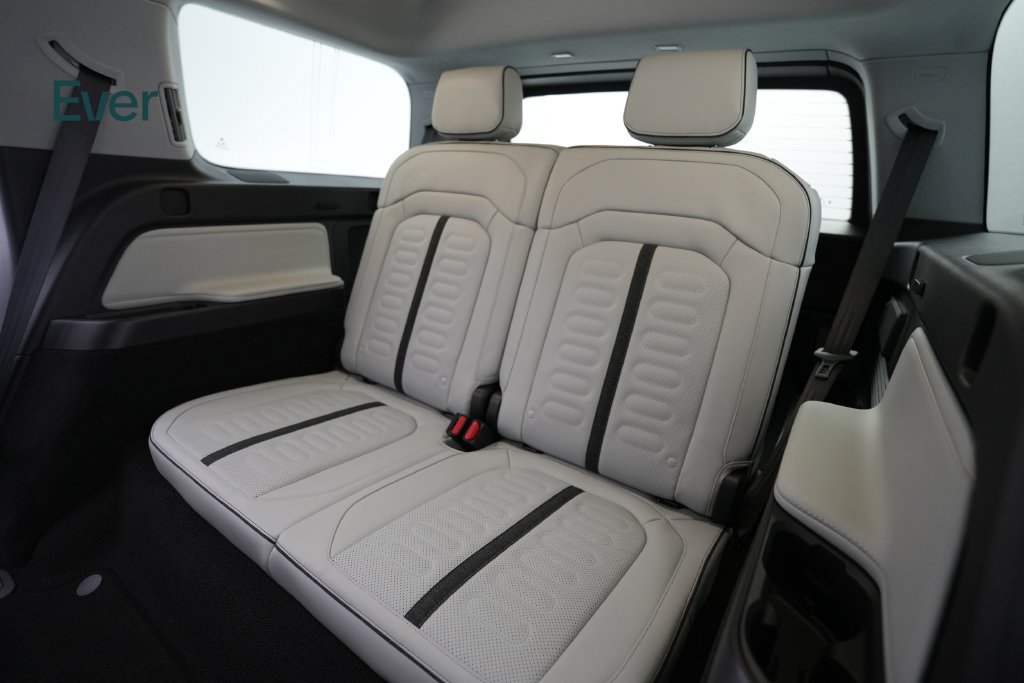 Used 2025 Rivian R1S Adventure Dual AWD/4WD image 26