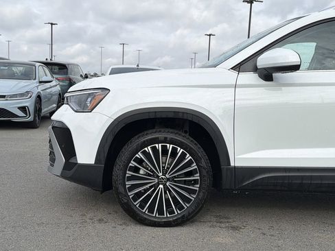 New 2026 Volkswagen Taos SE FWD image 9