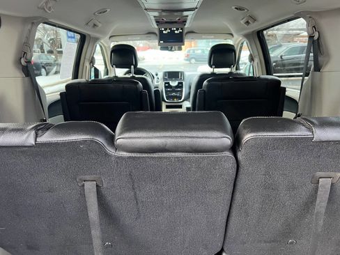 Used 2014 Chrysler Town & Country Touring image 16