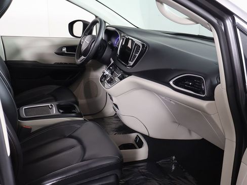 Used 2023 Chrysler Pacifica Touring-L FWD image 22