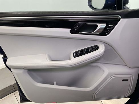 Used 2024 Porsche Macan image 35