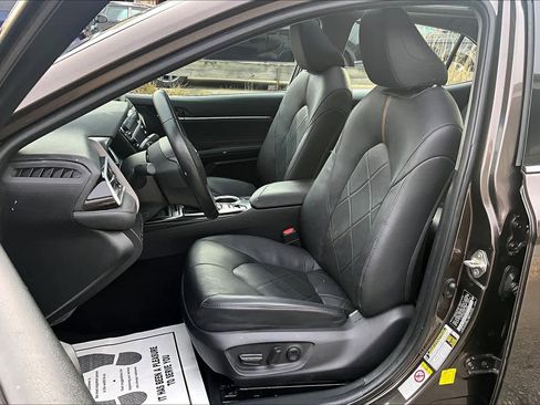 Used 2018 Toyota Camry XLE image 8