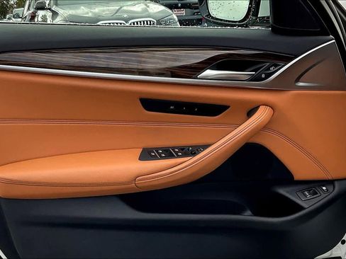 Used 2021 BMW 530e xDrive image 26