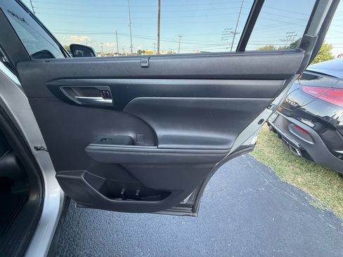 Used 2021 Toyota Highlander XLE FWD image 21