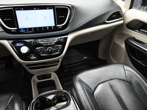 Used 2021 Chrysler Pacifica Touring-L FWD image 34