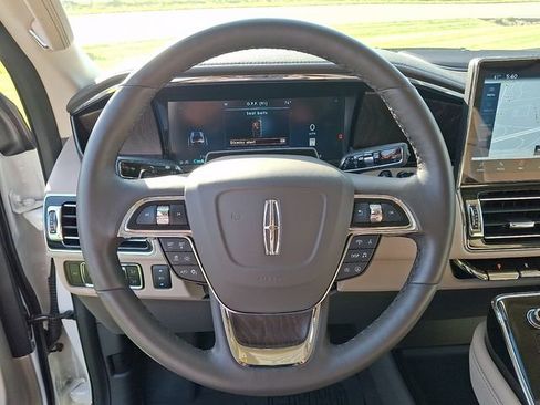 Used 2024 Lincoln Navigator Premiere image 17