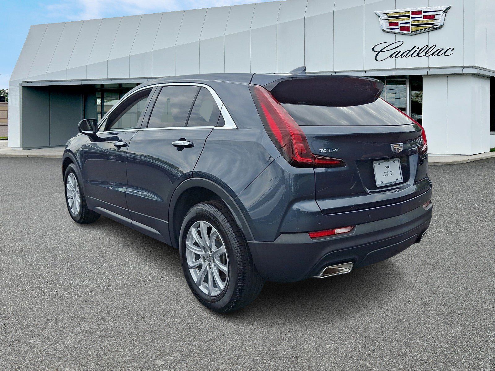 Used 2021 Cadillac XT4 Luxury w/ Cold Weather Package FWD image 4