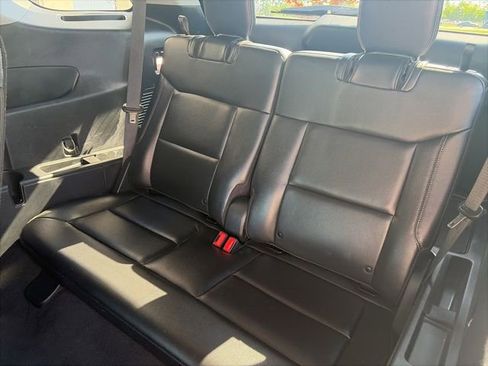 Used 2022 Ford Explorer Limited w/ Equipment Group 301A RWD image 11
