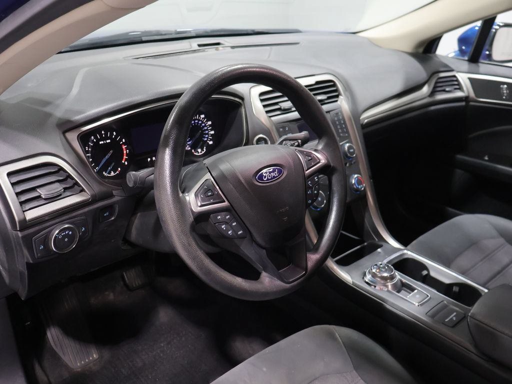 Used 2017 Ford Fusion SE FWD image 14