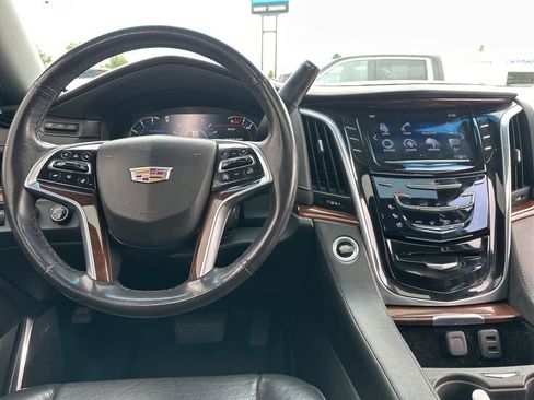 Used 2018 Cadillac Escalade ESV Luxury AWD/4WD image 24