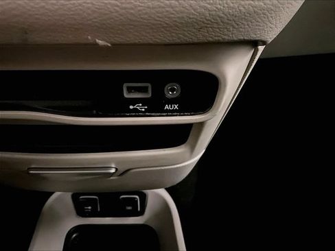 Used 2018 Chrysler Pacifica Touring-L FWD image 33