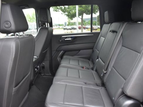 Used 2025 Chevrolet Suburban Z71 AWD/4WD image 15