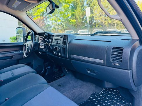 Used 2011 Chevrolet Silverado 2500 LT w/ Interior Plus Package AWD/4WD image 17