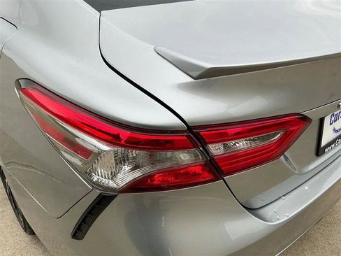 Used 2018 Toyota Camry SE FWD image 19