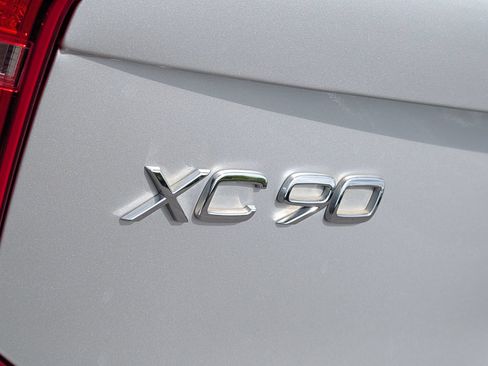Used 2017 Volvo XC90 T5 Momentum w/ Vision Package FWD image 5
