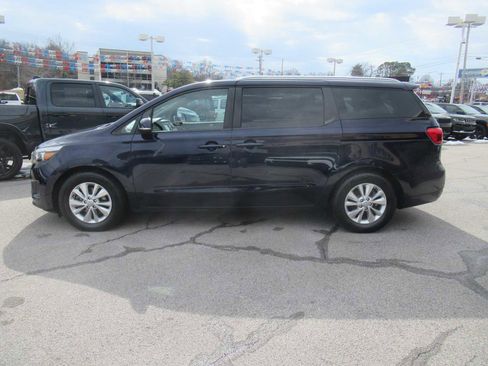 Used 2018 Kia Sedona LX w/ LX Essentials Premium Package image 2