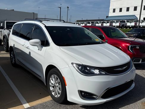 Used 2018 Chrysler Pacifica Touring-L FWD image 2