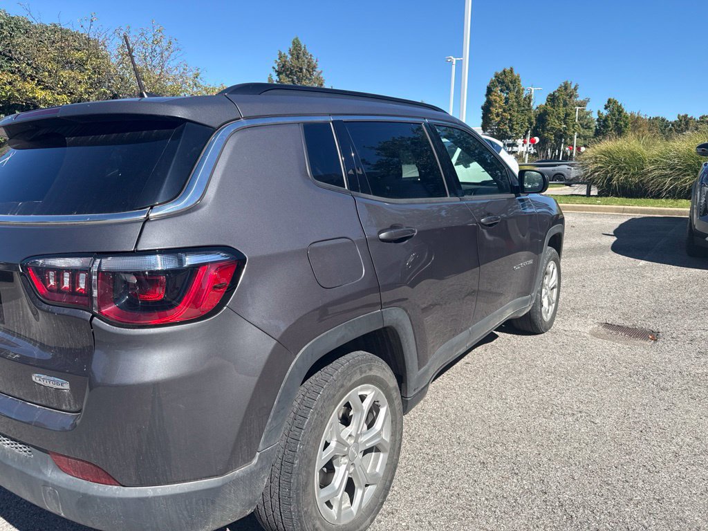 Used 2024 Jeep Compass Latitude AWD/4WD image 3
