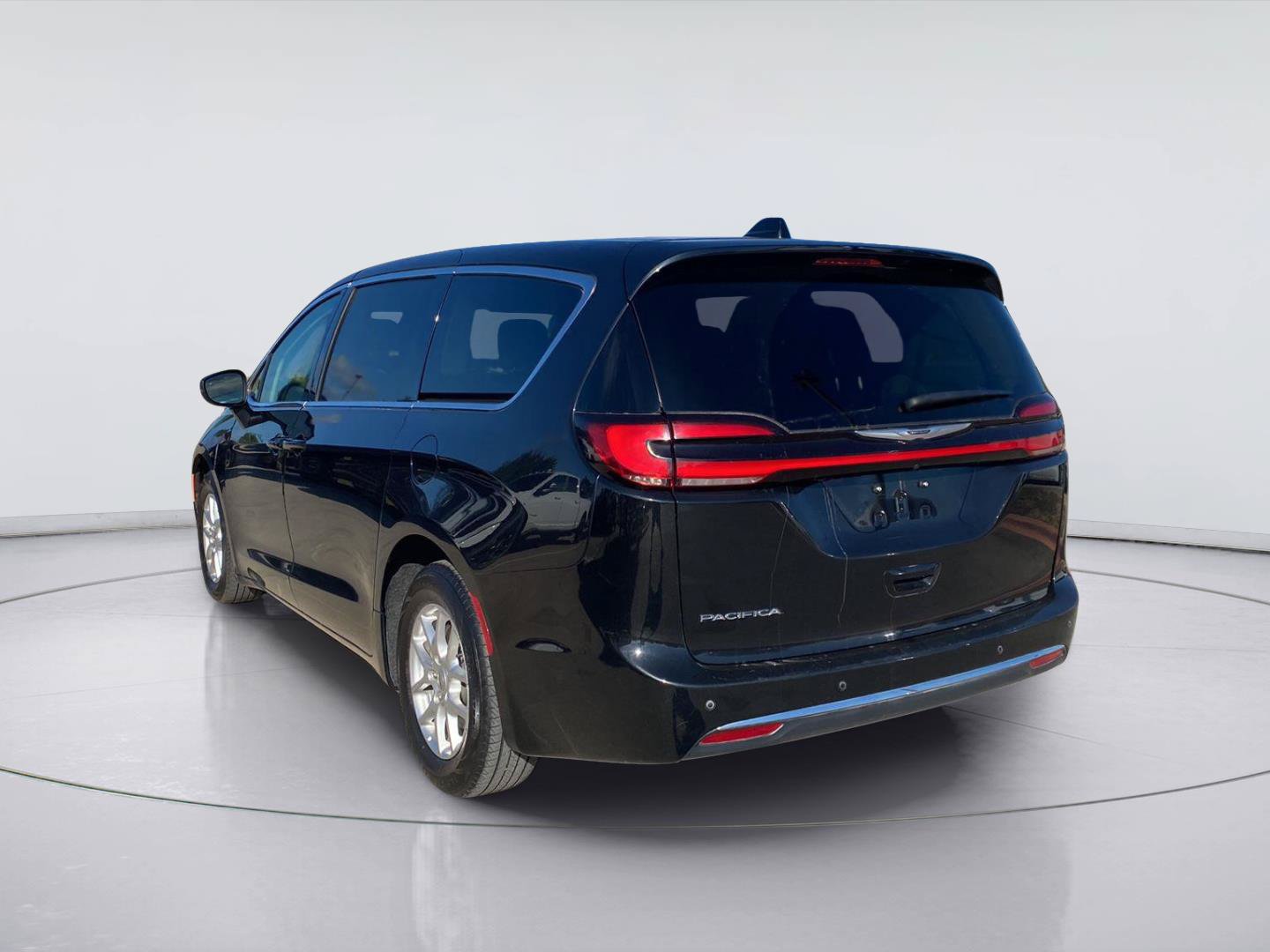 Used 2023 Chrysler Pacifica Touring-L FWD image 4