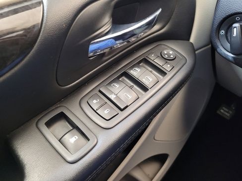 Used 2019 Dodge Grand Caravan SE image 27